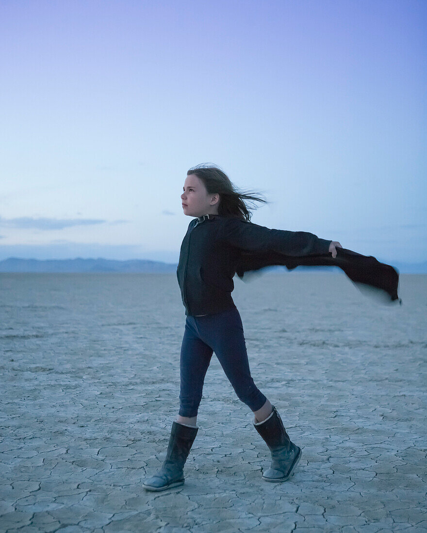 Junges Mädchen fliegt im Wind in der Black Rock Wüste.