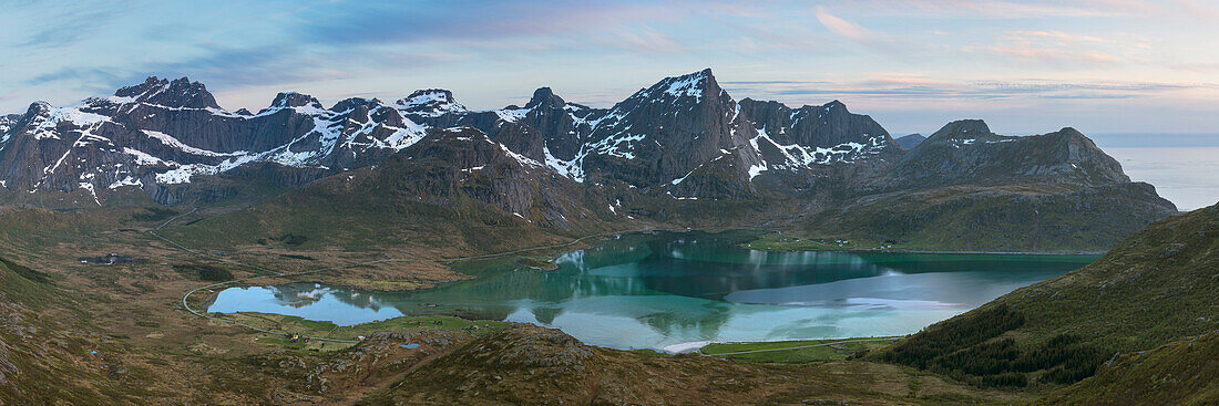 Berge erheben sich über ruhigem Wasser von Flakstadpollen, Flakstadøy, Lofoten Inseln, Norwegen