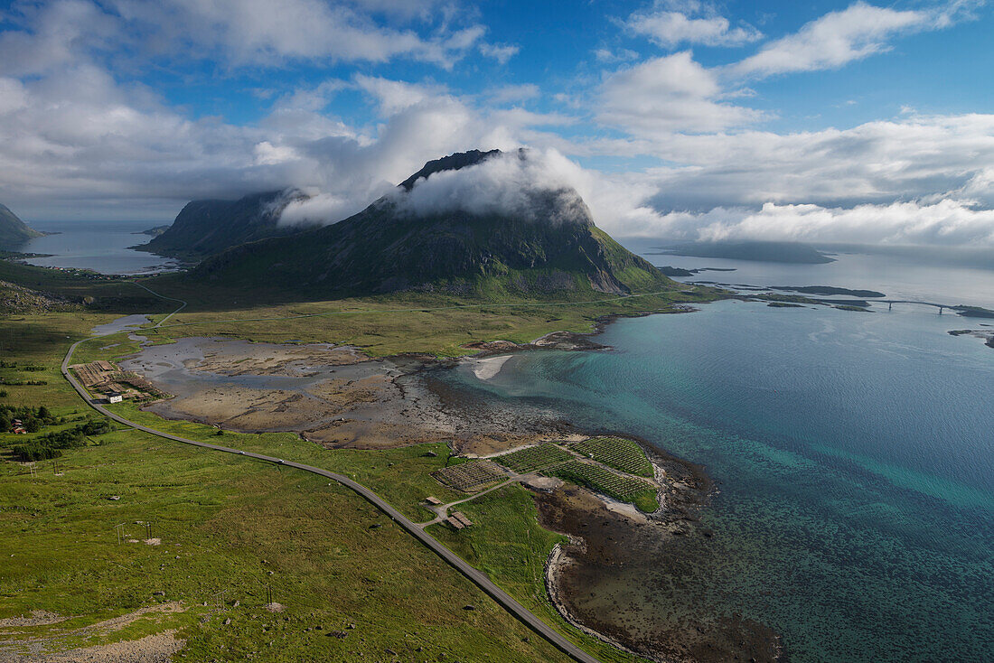 Autobahn E10 windet sich unter Volandstind Berggipfel, Flakstadøy, Lofoten Inseln, Norwegen