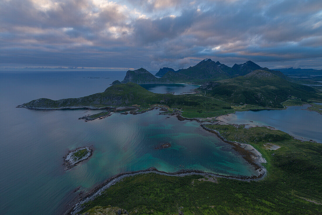 Blick über die Küstenberge von Vestvågøy vom Gipfel von Offersøykammen, Lofoten Islands, Norwegen