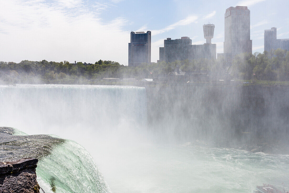 Ansichten von Niagara Falls, von der Seite der Niagarafälle, New York, USA, die in Richtung zu den Stadtskylinen von Niagara Falls, Ontario, Kanada schauen.