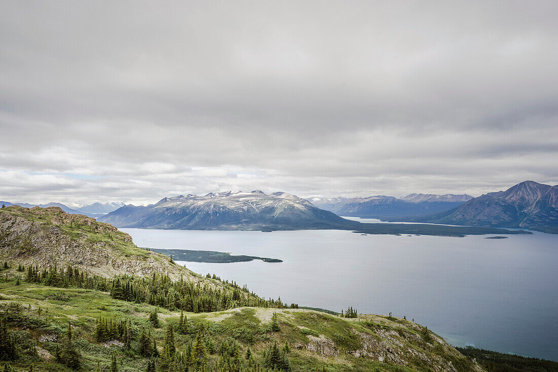 Atlin Lake mit Grenzgebirgszügen im Hintergrund, British Columbia