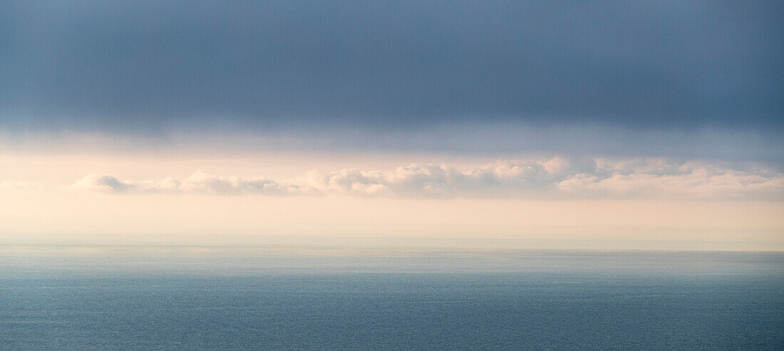 der Himmel und das Mittelmeer in einem Gefälle von Blau, einige weiße Wolken dazwischen, in der Nähe von La Ciotat, Südfrankreich