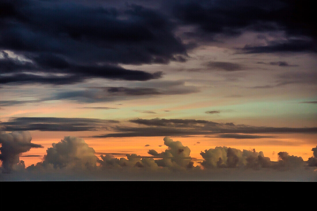 Sonnenuntergang über Silhouette des Meeres