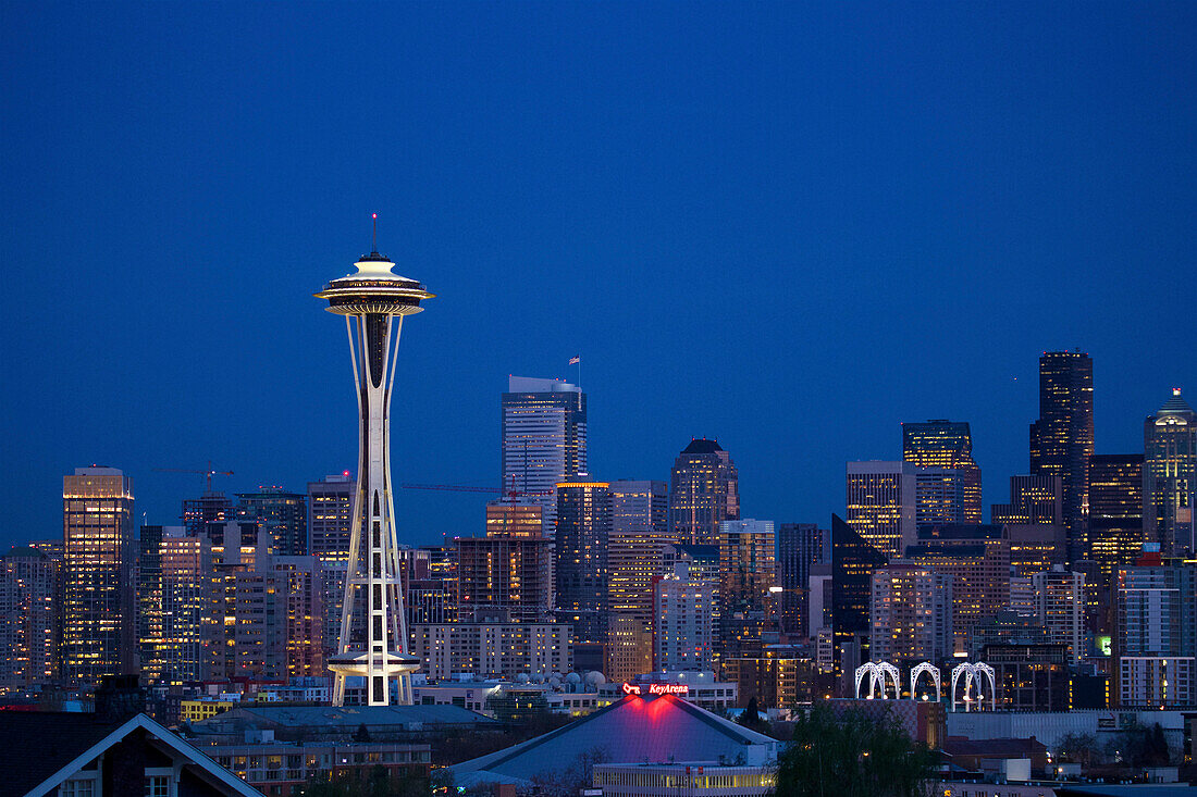 Seattle Skyline mit Space Needle bei Nacht, Washington State, Vereinigte Staaten von Amerika