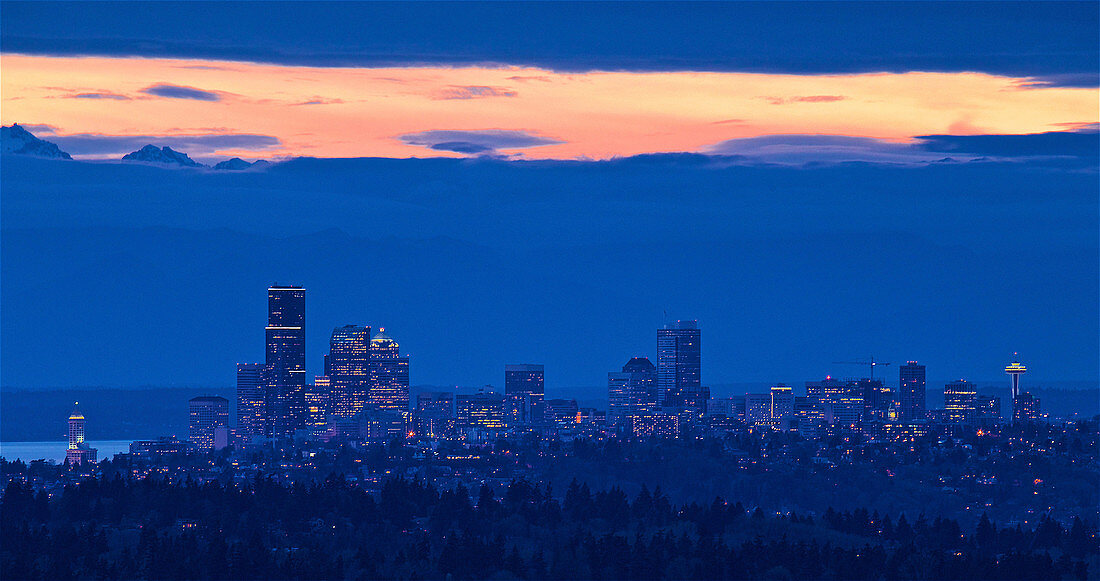 Skyline von Seattle in der Dämmerung, Washington State, USA
