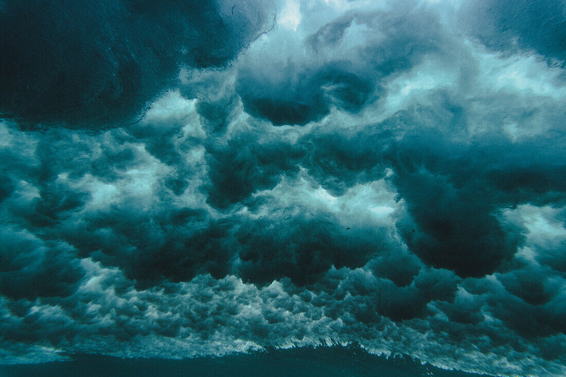 Unterwassersicht einer brechenden Welle