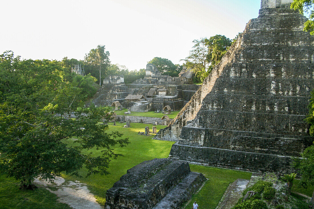 Tikal-Tempel 1 befindet sich unter den Ruinen der antiken Maya-Stadt Tikal in Guatemala.