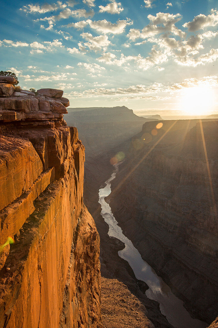 Sun erhebt sich über Toroweap Overlook und dem Colorado River am Nordrand des Grand Canyon National Park, Arizona.
