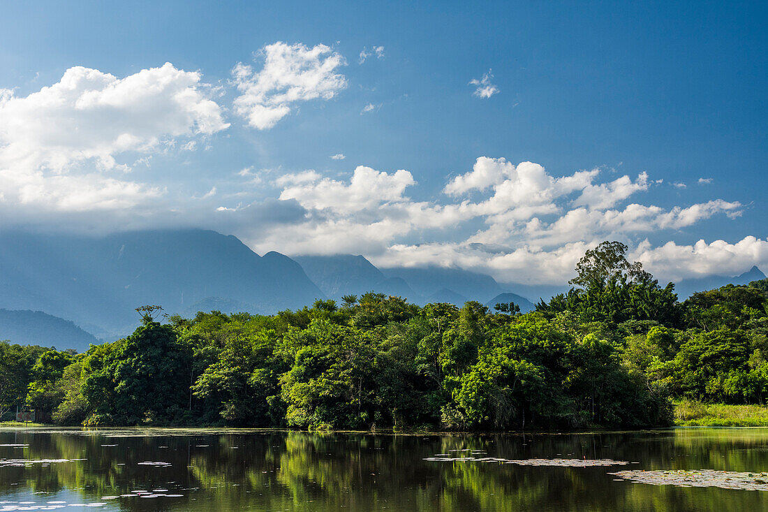 Landschaft mit atlantischem Regenwald und See, Guapiacu ökologisches Reservat, Rio de Janeiro, Brasilien