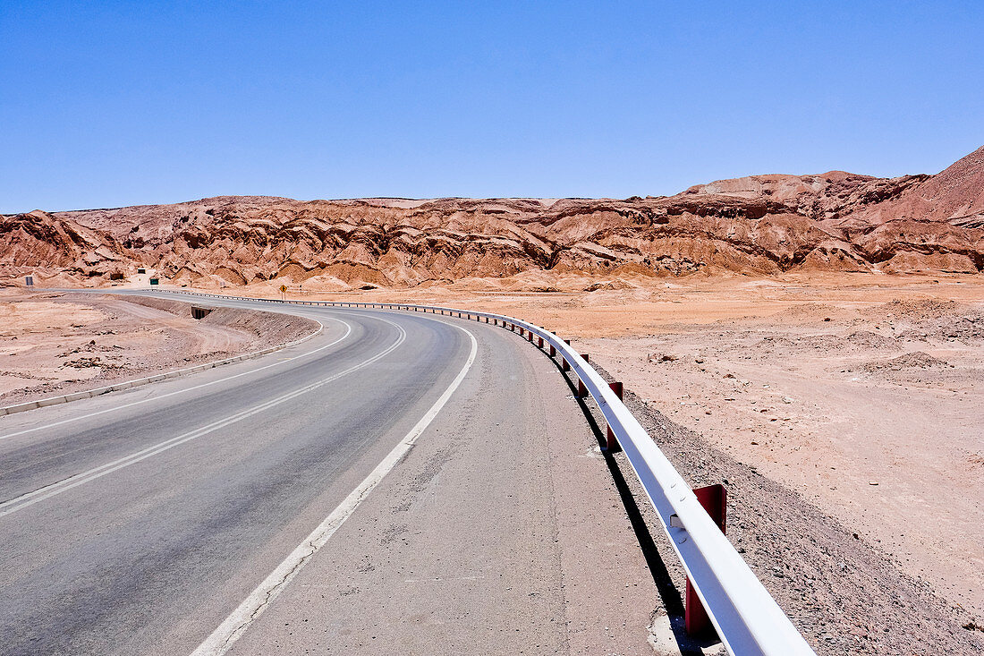 Straße in der Nähe der Atacama-Wüste, Chile