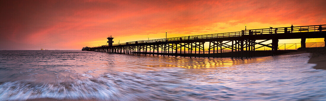 Langzeitbelichtung Panorama von Wellen und Pier am Siegel Beach, Orange County, Kalifornien, USA