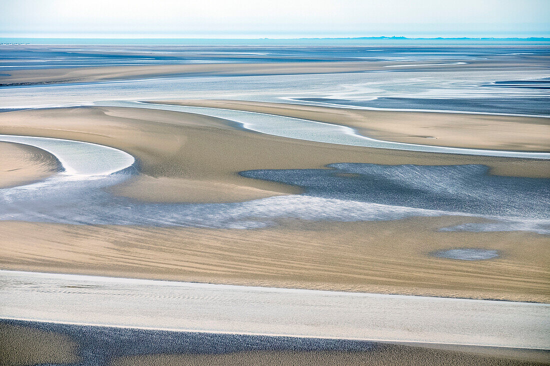 Wattenmeer rund um Mont-Saint-Michel bei Ebbe, Normandie, Frankreich