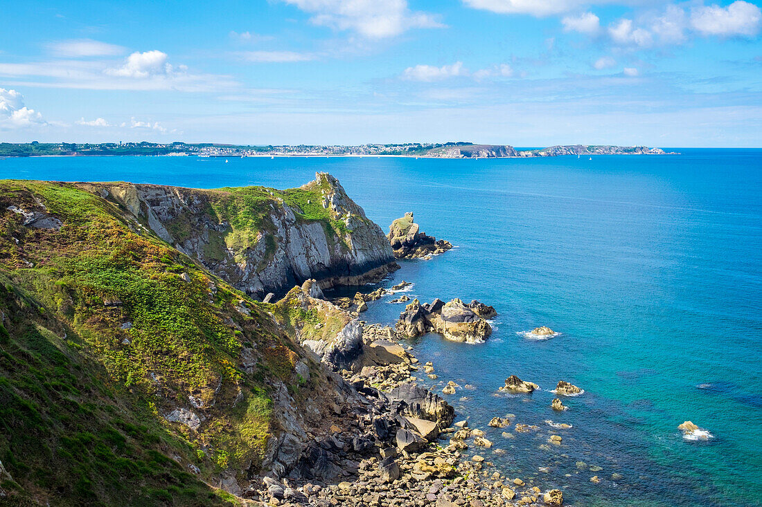 Beautiful scenery of coastline, Presquile de Crozon, Armorica Regional Natural Park, Roscanvel, Finistere, Brittany, France