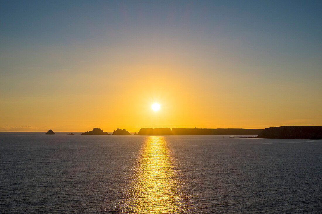 Pointe du Pen-Hir von Pointe de Dinan bei Sonnenuntergang gesehen, Presquile de Crozon, Regionaler Naturpark Armorica, Crozon, Finistère, Bretagne, Frankreich