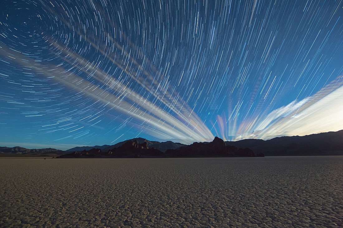 Schöne Landschaft mit Stern Trails über der Wüste, Death Valley, Kalifornien, USA