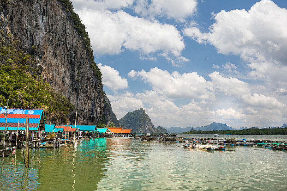 Ko Panyi ist ein schwimmendes muslimisches Fischerdorf am Kalkstein-Karst der Phang Nga Bucht im Süden Thailands.