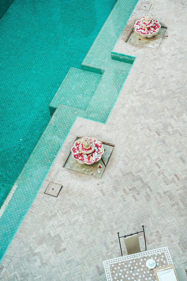 Details der arabischen Architektur und Schwimmbad, Madina, Marrakesch, Marokko