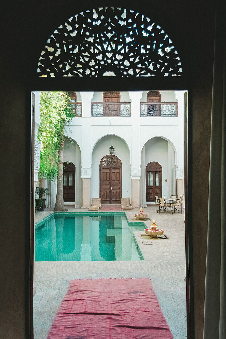 Leeres Schwimmbad im Innenhof des marokkanischen Riad, Marrakesch, Marokko