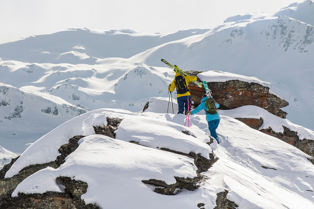 Zwei Skifahrer, die auf einem Kamm in den französischen Alpen gehen