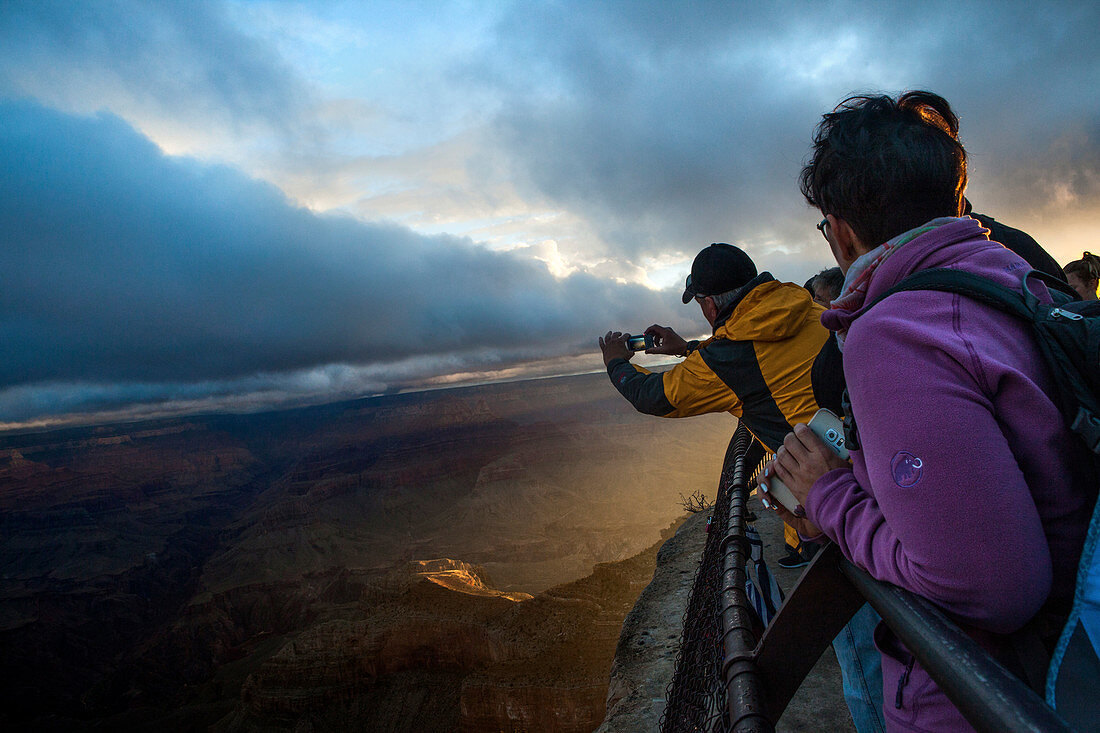 Touristen, die Foto des Sonnenaufgangs über Mather-Punkt am Grand Canyon machen