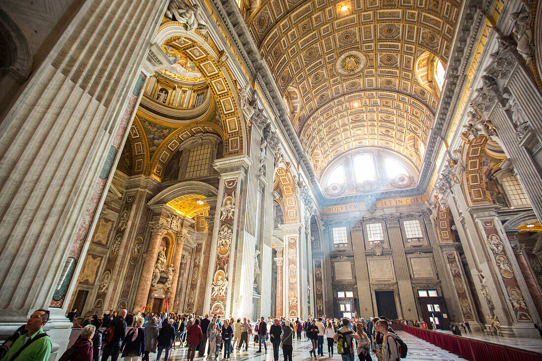 Sonnenlicht strömt in eine Kathedrale im Vatikan, Rom, Italien