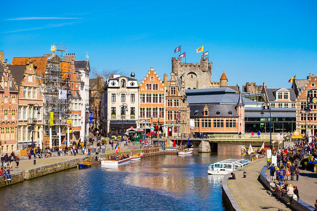 Gravensteen Castle und Gebäude entlang der Leie River und Korenlei Quay