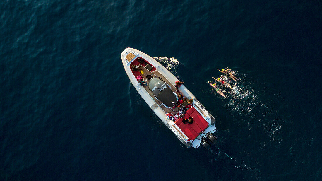 Eine Luftaufnahme von einem Motorboot im Mittelmeer mit drei Lady Schwimmer