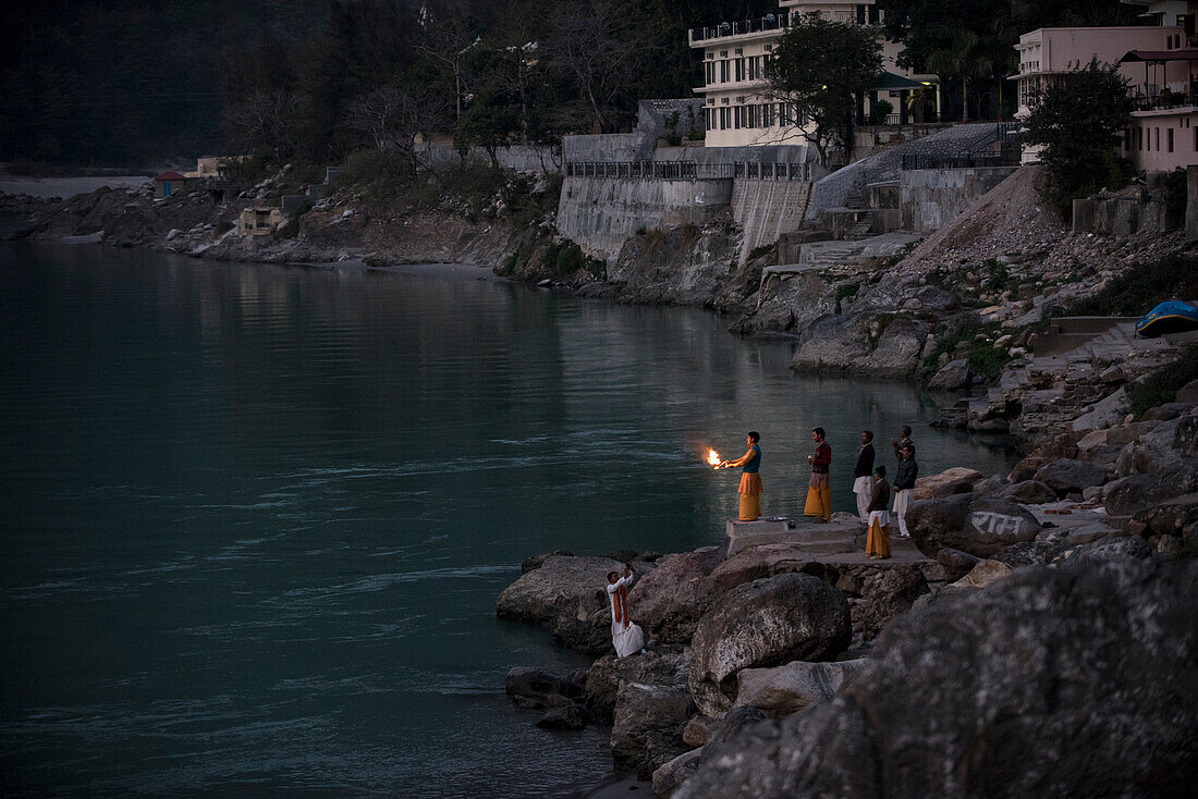 Hindu Devotees führen Ganga Aarti am Ufer des Ganges bei Varanasi, Uttarakhand, Indien durch