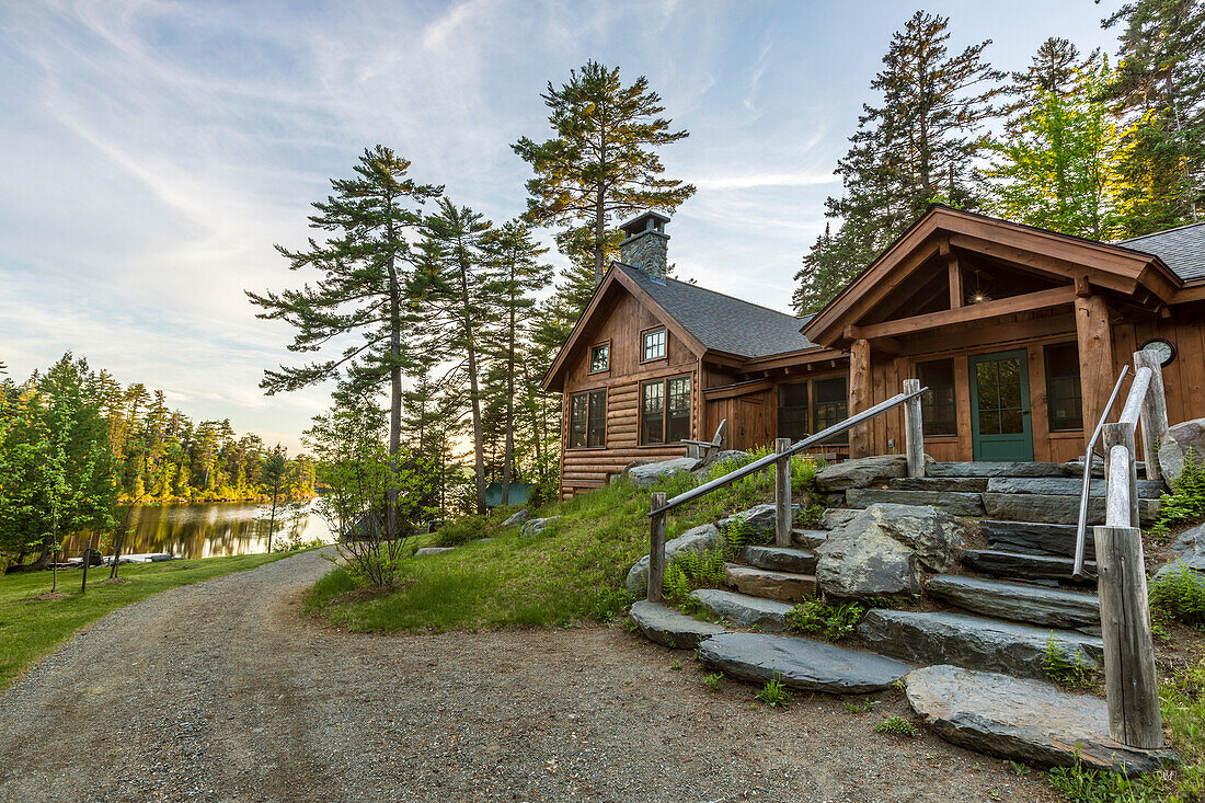 Die Gorman Chairback Lodge des Appalachian Mountain Club an den Ufern des langen Teiches