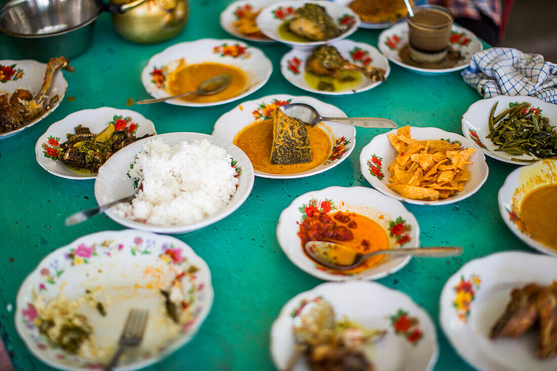 Traditionelles Essen, Padang, in einem Restaurant im Kerinci Valley, Indonesien.