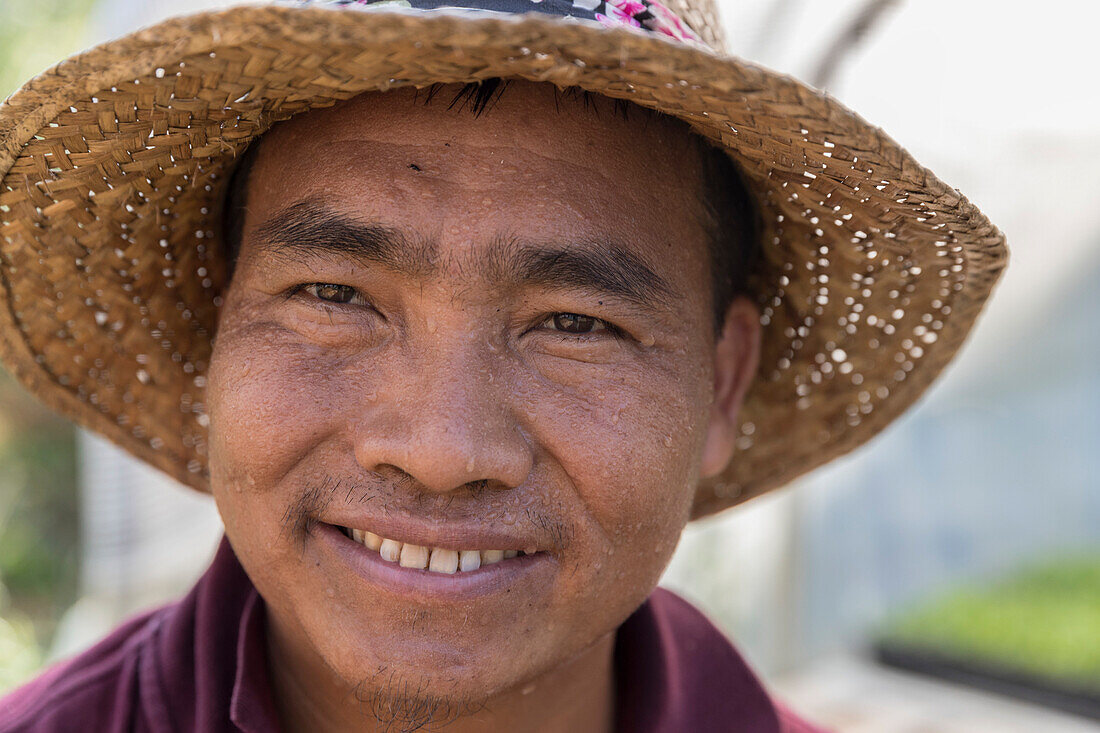 Als Ceu, bei Global Growers und städtischen Bauernhof in Stone Mountain, GA. Er ist ein Flüchtling aus Myanmar und nutzt Grundstücke von Global Growers.