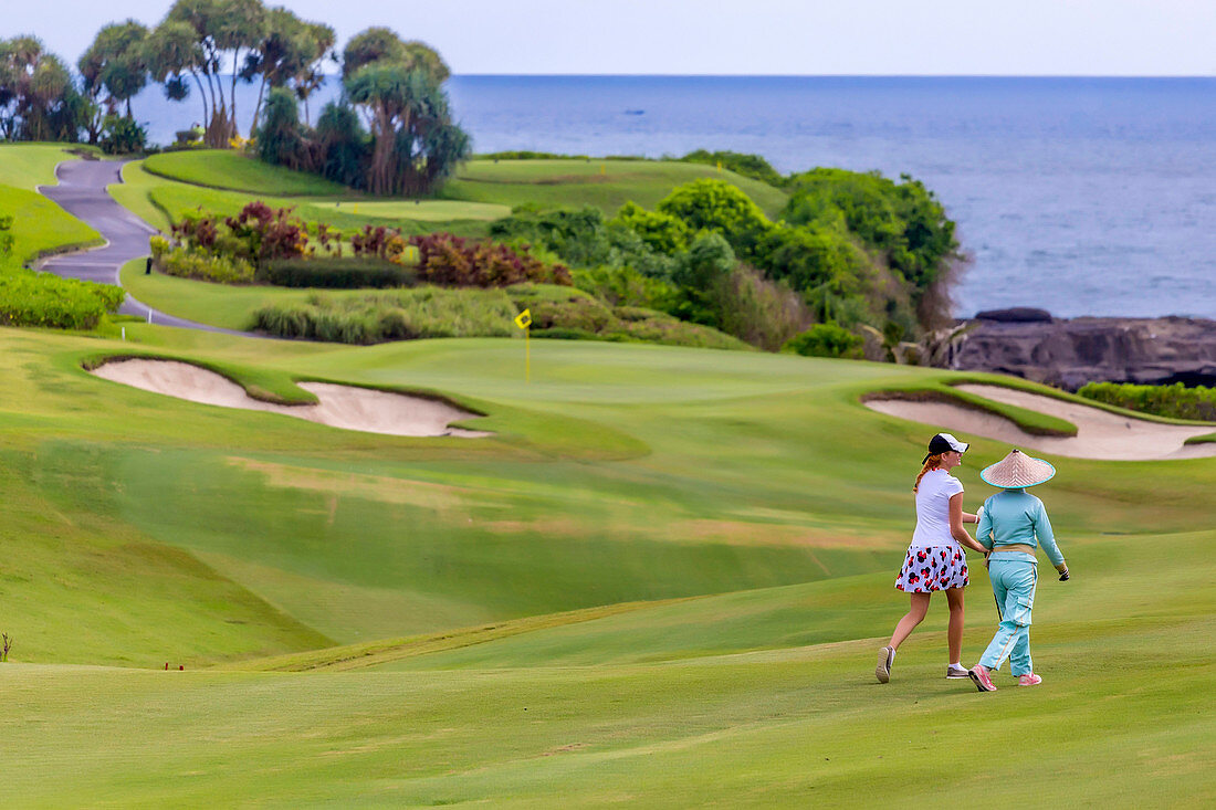 Golfspieler und Caddy, Bali, Indonesien