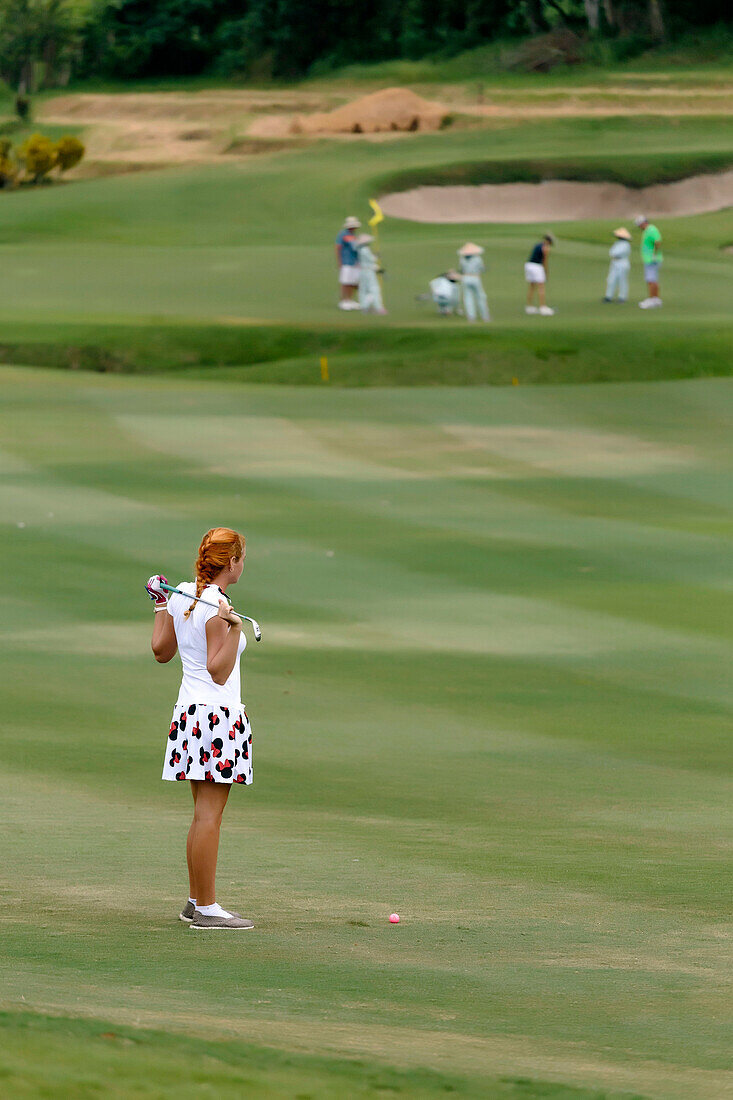 Junge Frau spielt Golf, Bali, Indonesien