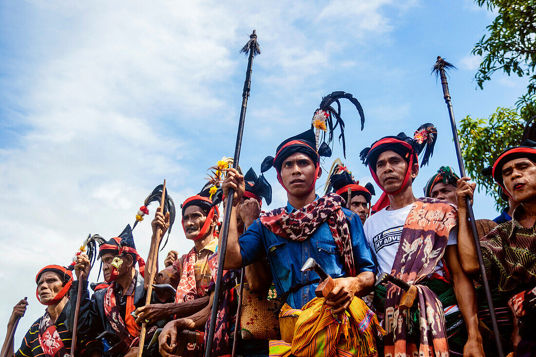Gruppe von Männern stehen mit Speeren auf Pasola Festival, Insel Sumba, Indonesien