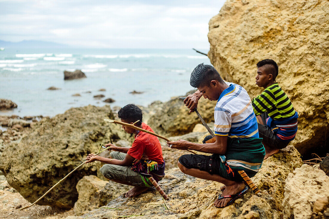 Leute, die am Strand vor Pasola-Festival, Sumba-Insel, Indonesien sich versammeln