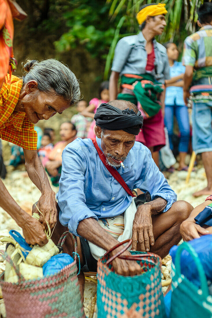 Älterer Mann und ältere Frau in Pasola, Sumba, Indonesien