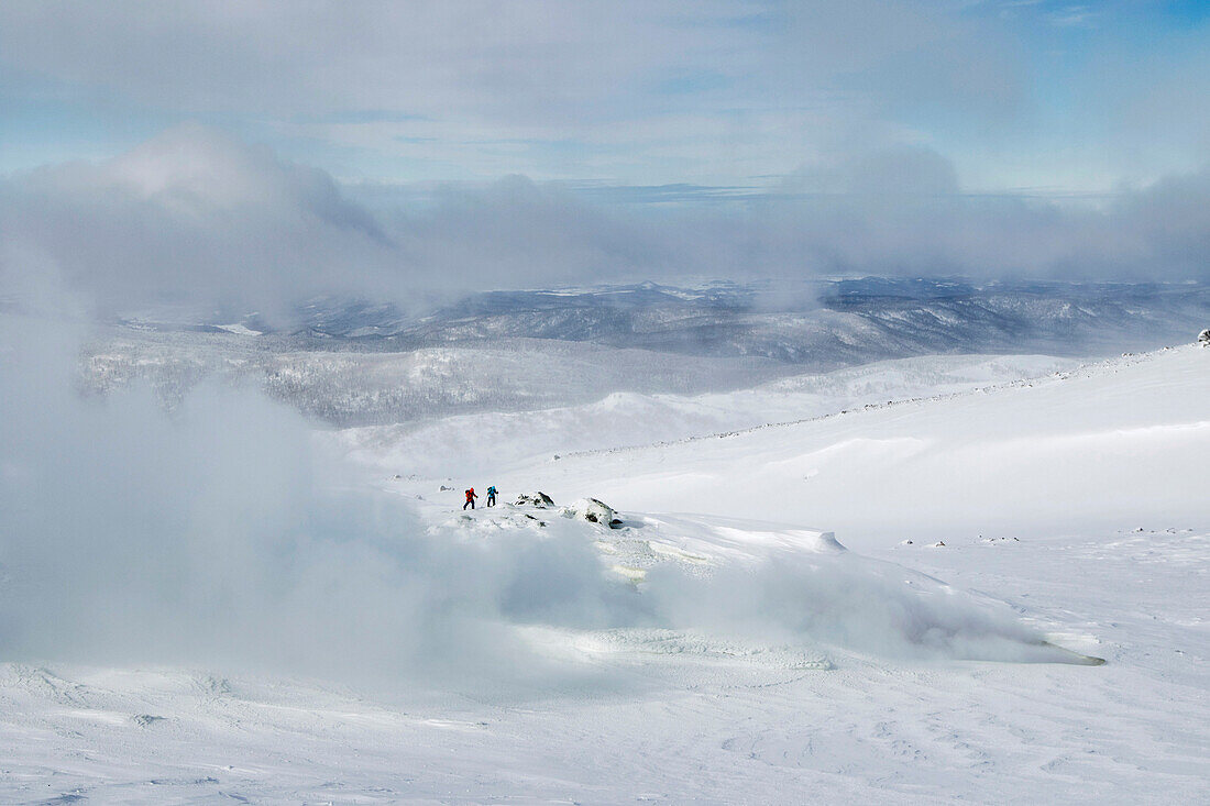 Zwei Backcountry-Skifahrer steigen zum höchsten Berg von Hokkaido auf