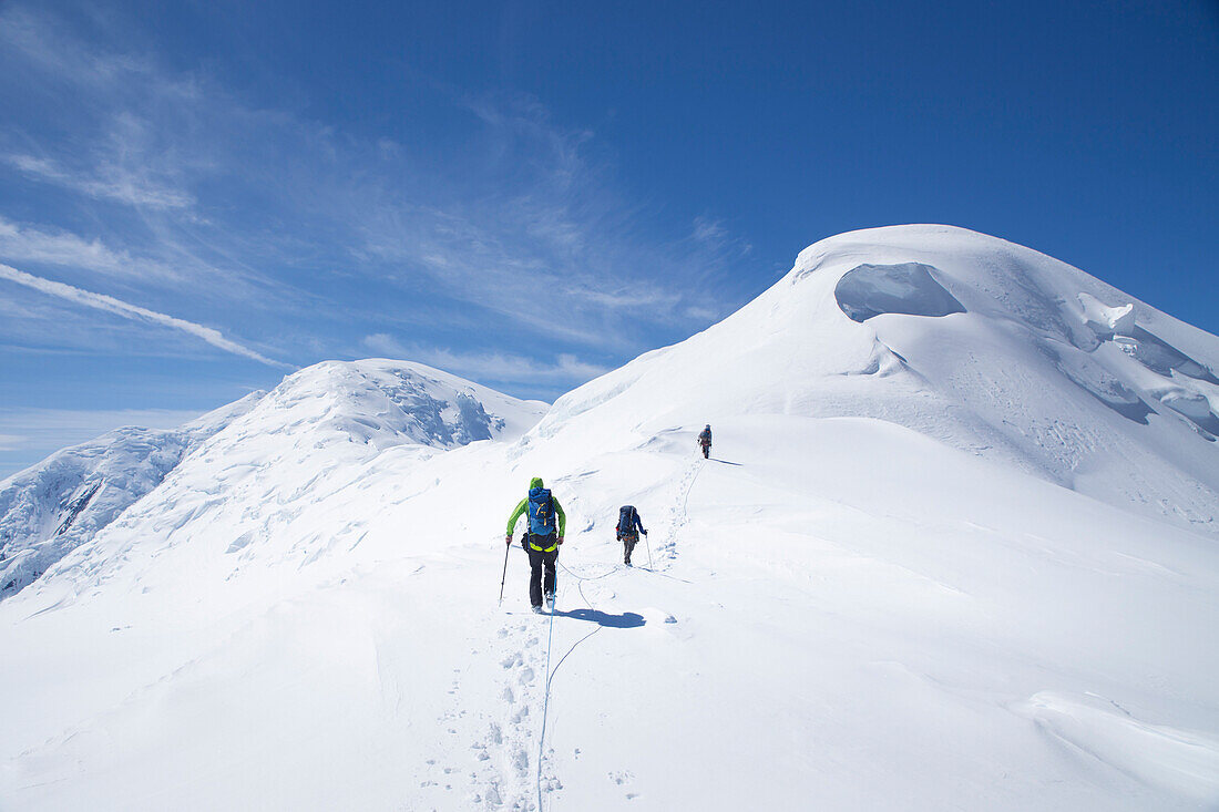 Bergsteiger auf dem Weg zum Gipfel des Kahiltna Dome, einem Berg in der Nähe von Denali in Alaska. Die Kletterer sind mit einem Seil verbunden, um sie davor zu bewahren, tief in eine Gletscherspalte zu fallen. Denali National Park ist ein großartiger Ort 