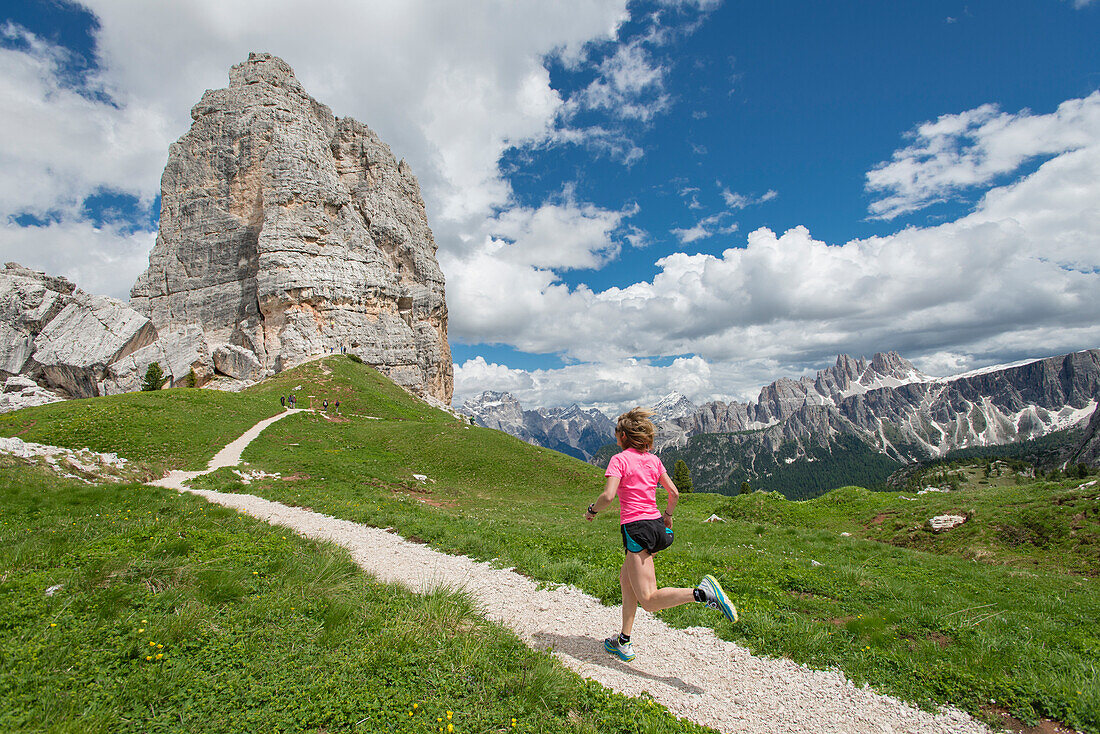 Eine Frau Trail im Cinque Torri Bereich in den Dolomiten, Italien