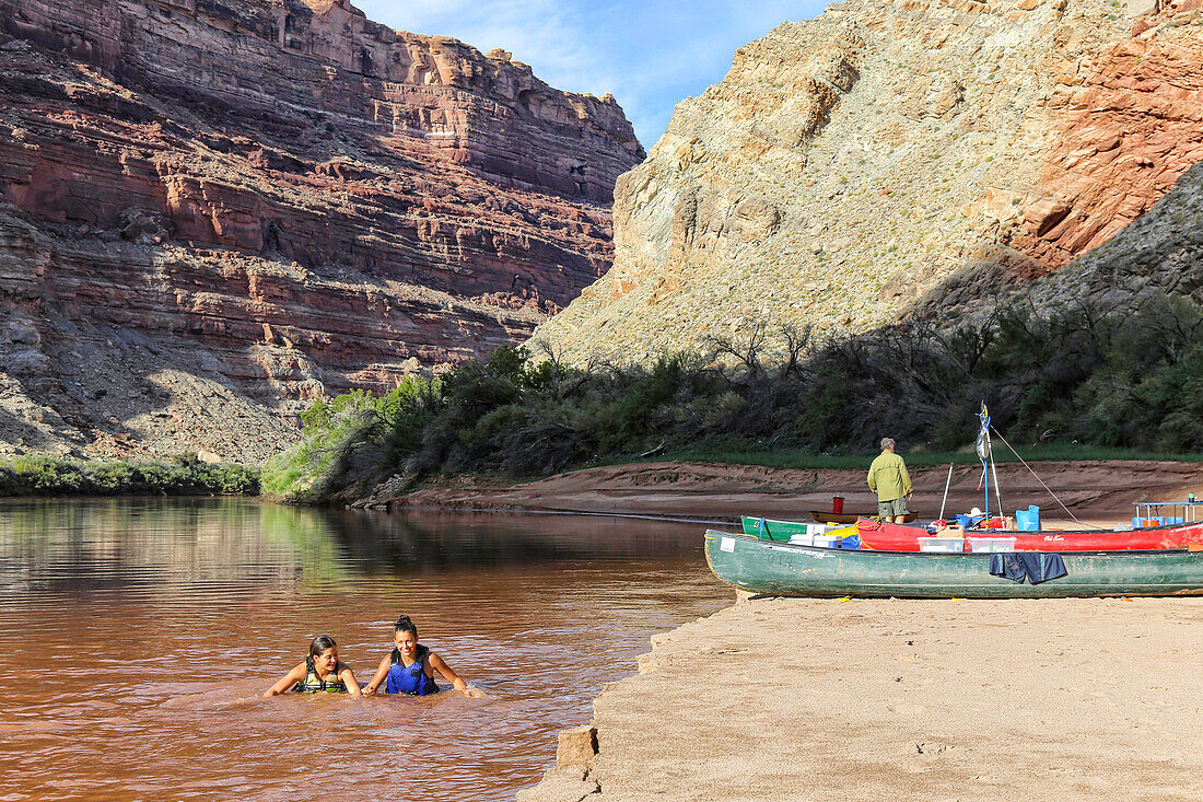 Zwei junge Frauen, die im Colorado River im Canyonlands Nationalpark, Utah schwimmen
