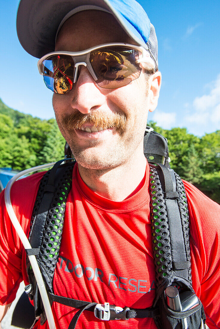 Portrait des männlichen Wanderers in den weißen Bergen