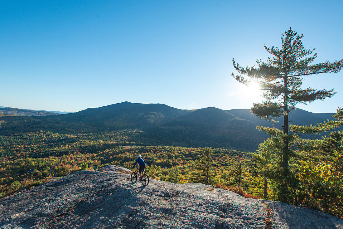 Mountain Biker Reiten auf den nackten Granitplatten der Whitehorse Ledge