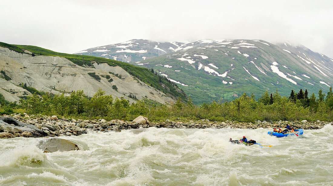 Rafters Running Towards Lava North On The Alsek River