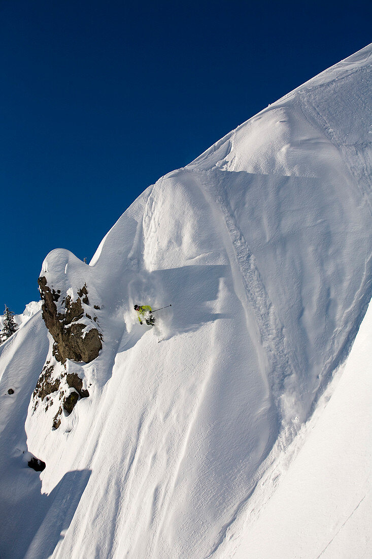 Langzeitbelichtung des Skifahrers steigen von einem Snowy Slope in Lake Tahoe