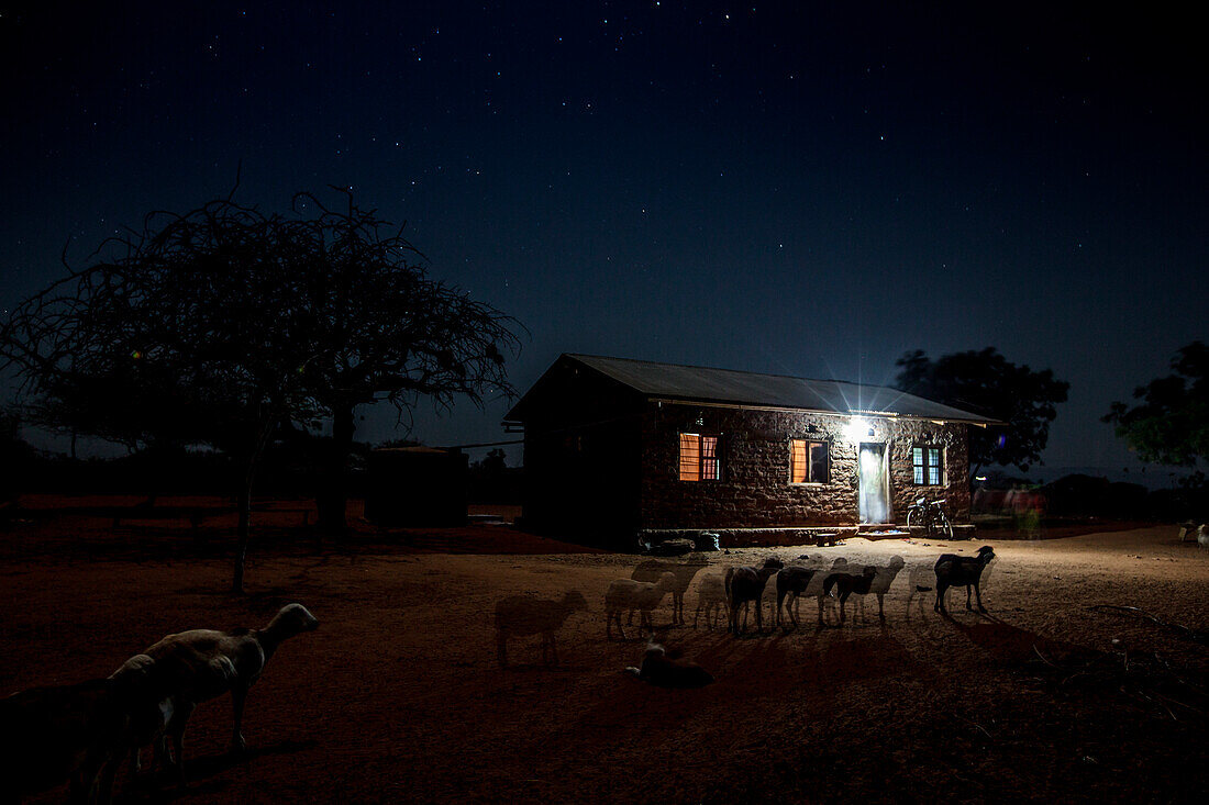 'Mforo, Tansania ein Dorf in der Nähe von Moshi, Tansania. Solar-Schwester Unternehmer Fatma Mziray Haus in der Nacht. Fatma Mziray ist eine Solar-Schwester-Unternehmerin, die sowohl saubere Kochherde als auch Solar-Laternen verkauft. Fatma hörte von den 