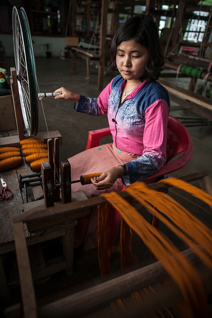 Spinnender Seidenfaden. Direktion für Handarbeiten und Handarbeiten. Nullpunkt, Gangtok, Sikkim. Indien.