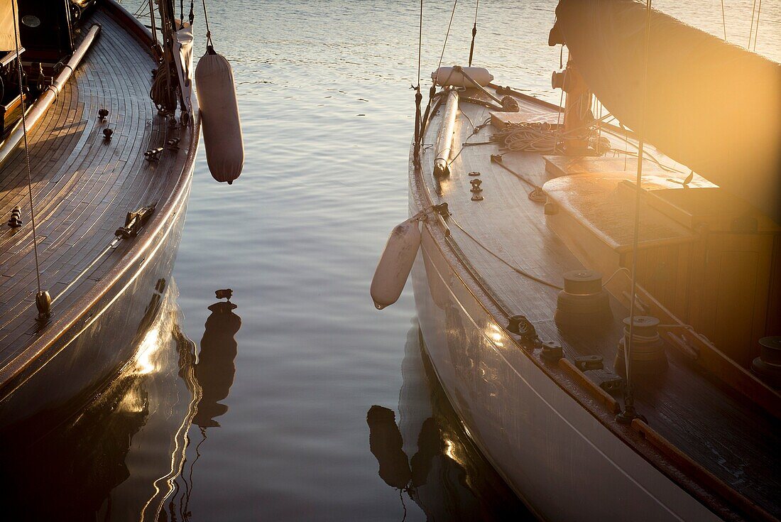 Festgemachte Vintage Segelboote am frühen Morgen, Detail. Hafen von Mahó, Menorca, Balearen, Spanien
