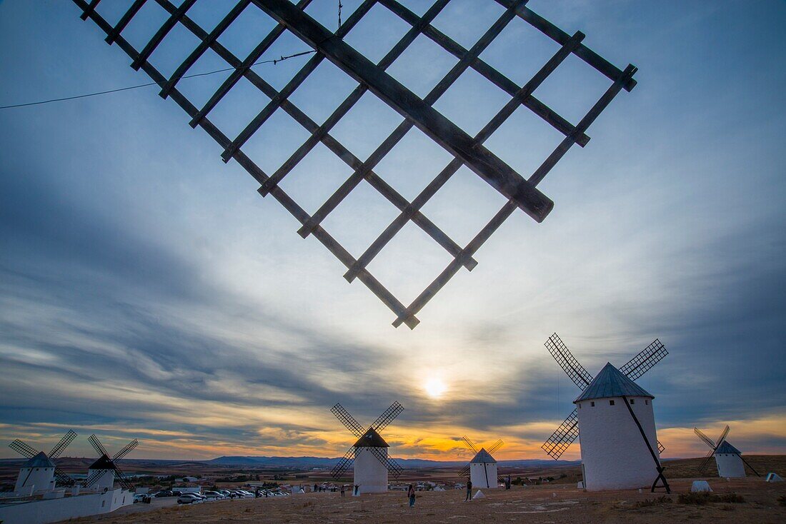 Windmühlen bei Sonnenuntergang. Campo de Criptana, Provinz Ciudad Real, Kastilien-La Mancha, Spanien.