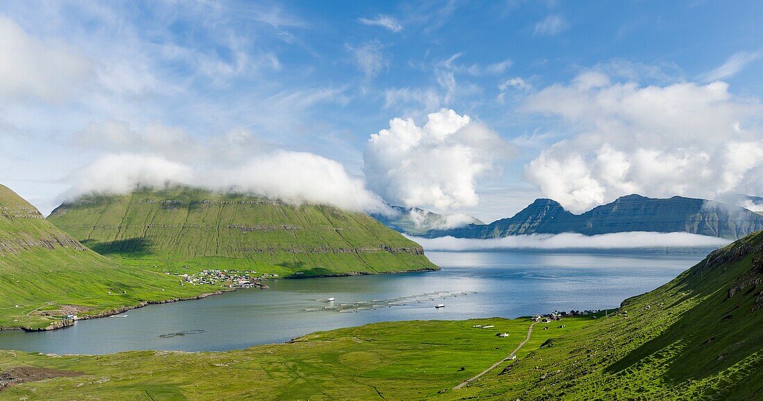 Oyndarfjordur und Hellur, im Hintergrund die Berge der Insel Kalsoy. Die Insel Eysturoy ist eine der beiden großen Inseln der Färöer im Nordatlantik. Europa, Nordeuropa, Dänemark, Färöer.